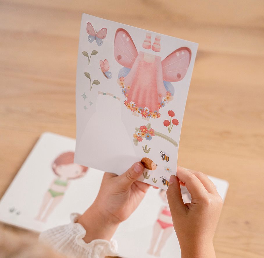 Dressing and sticker book Rosa & Friends