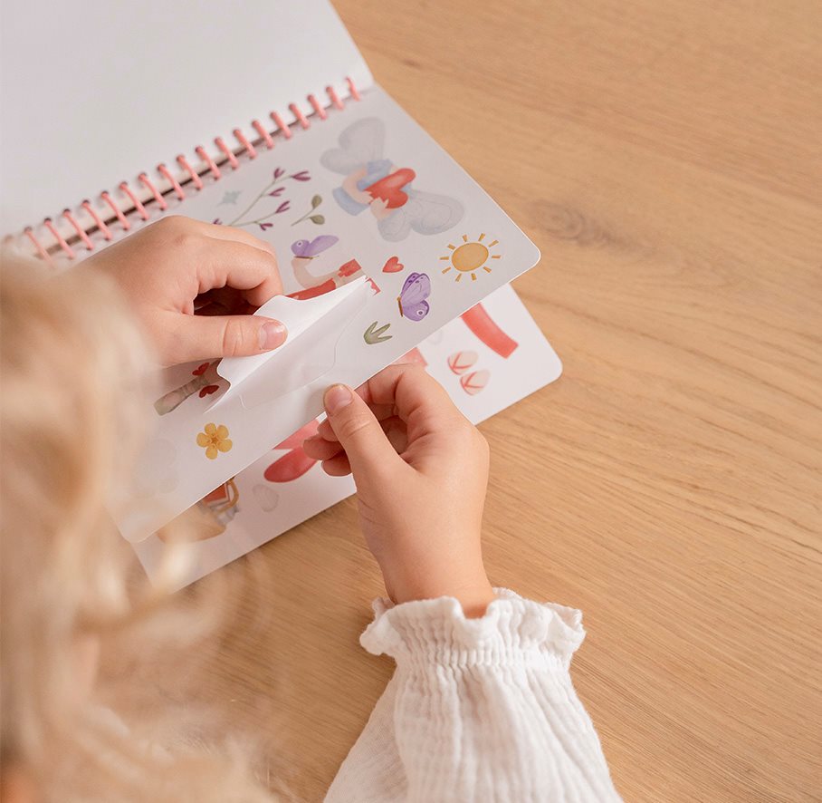 Dressing and sticker book Rosa & Friends