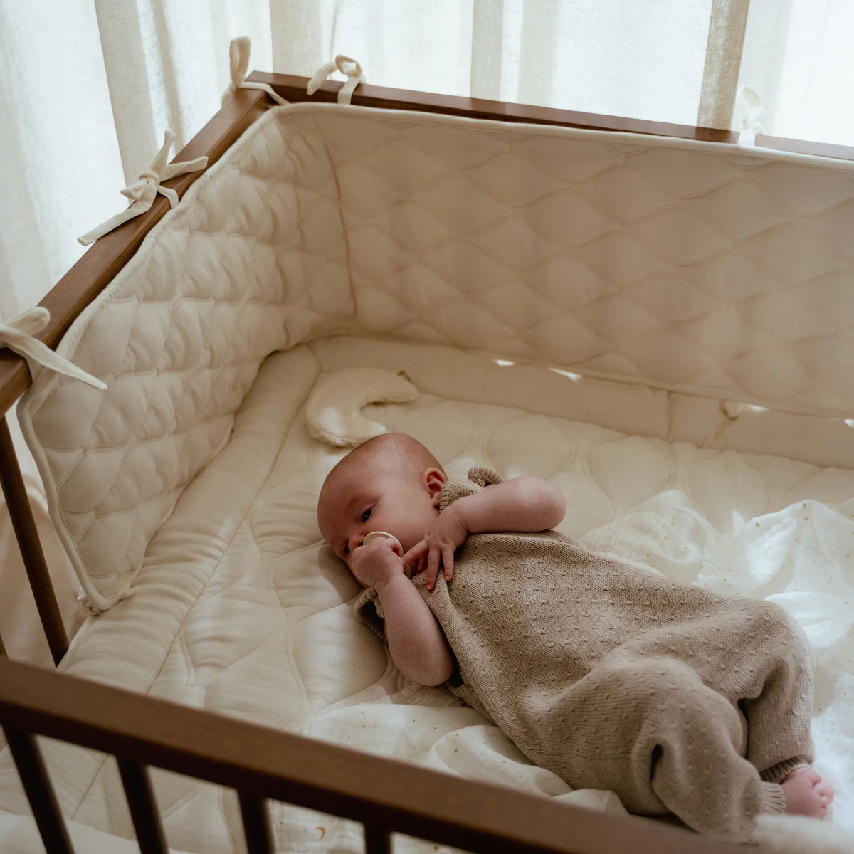 Crib bumper – White – Essentials 