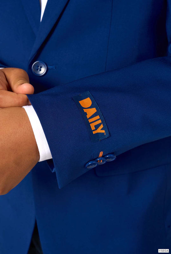 Close-up of a blue suit jacket with the DAILY label on the sleeve.
