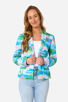 Image with a light background and a woman wearing a light blue blazer with tropical flamingo print and jeans.